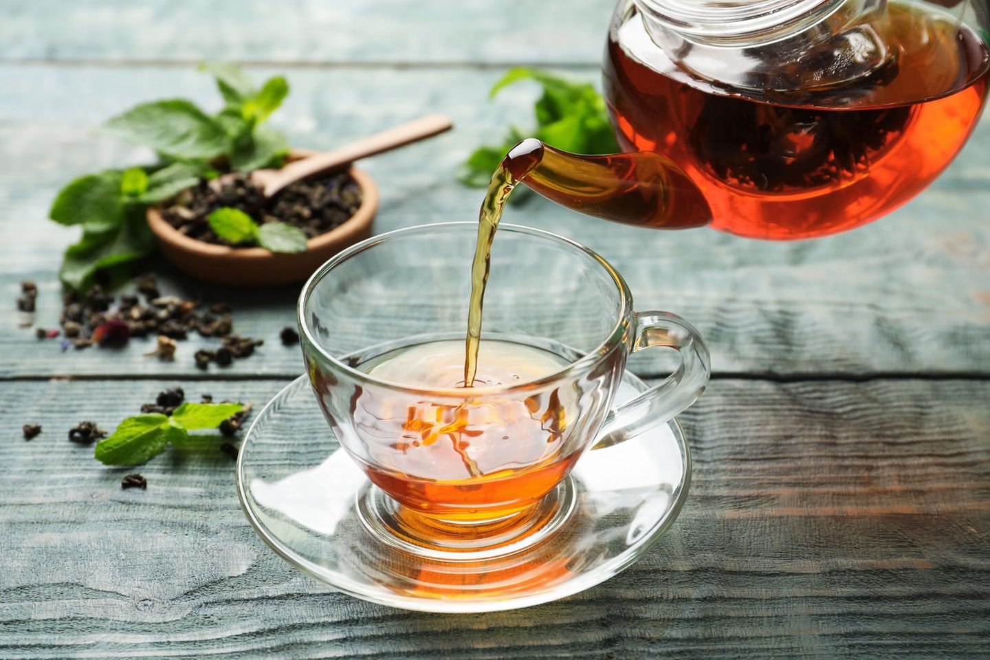 Abnehmen mit Tee: Tee wird in eine Tasse gegossen
