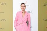 Ann-Kathrin Götze will sich die Fashion Show von Marc Cain nicht entgehen lassen und bezaubert dort im rosafarbenen Anzug-Look.