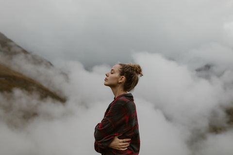 Frau steht im Nebel: 5 Warnsignale für unterdrückte Wut
