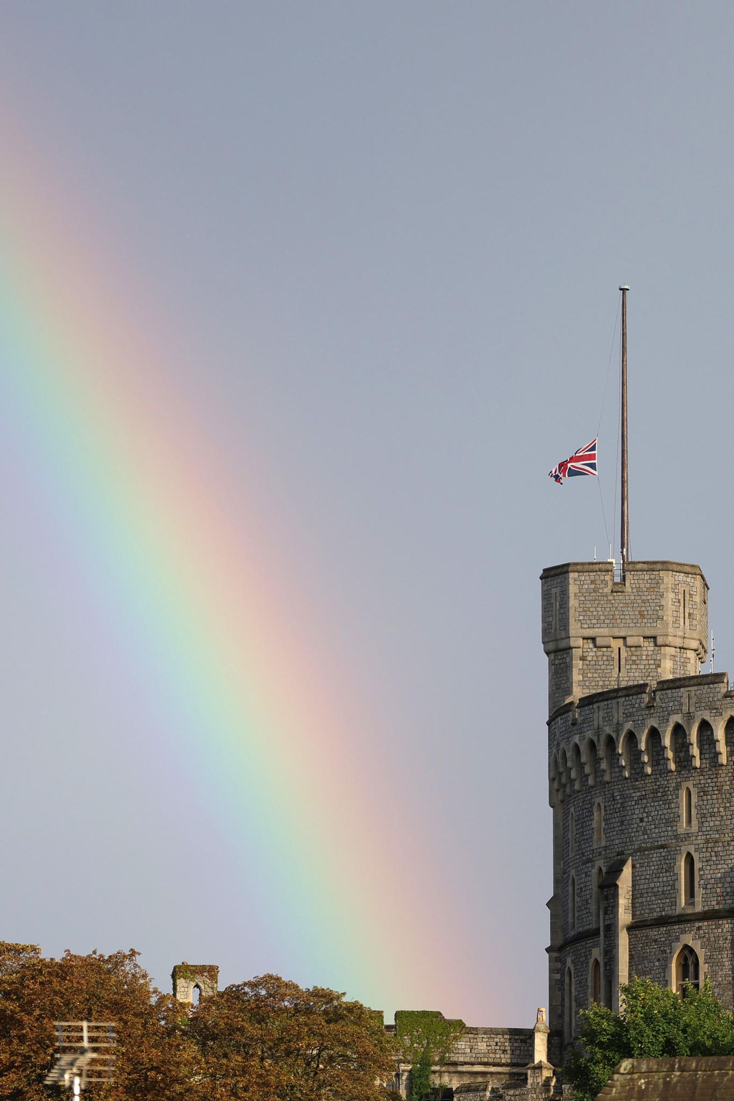 Bild des Tages: Ein Regenbogen ziert kurz nach dem Tod der Queen den Himmel über Schloss Windsor in England