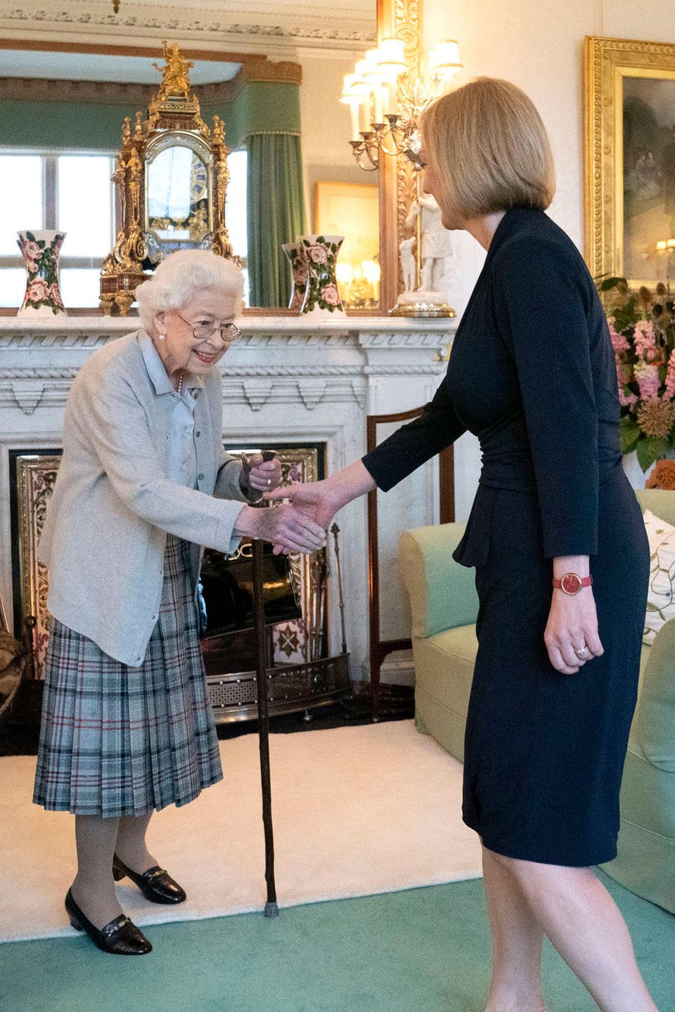 Es ist der letzte offizielle der Termin von Queen Elizabeth: Am 6. September 2022 ernennt sie Liz Truss als Nachfolgerin von Premierminister Boris Johnson. Im Tartan, grauer Strickjacke und Gehstock empfängt sie die Politikerin. Trotz körperlicher Anstrengung zeigen Bilder die Königin mit einem breiten Lächeln im Gesicht. 