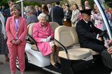 Trotz Mobilitätsprobleme lässt es sich Queen Elizabeth nicht nehmen, an der Chelsea Flower Show in London teilzunehmen. Aus gegebenem Anlass trägt sie unter dem pinkfarbenen Mantel ein Kleid mit Rosenprint. 