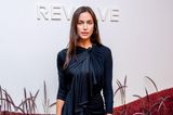 Zum Auftakt der Fashion Week in New York zeigt sich Irina Shayk in einem sehr klassischen und natürlichen Style. Sie besucht die Revolve Gallery in einem hochgeschlossenen Kleid in Dunkelblau, zu welchem sie Stilettos mit Riemchen kombiniert. Bei ihrem Make-up hält sie sich ebenfalls bedeckt und trägt einen sehr dezenten Look.