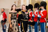 Am Abend zum Gala-Dinner des 50. Thronjubiläum von Königin Margrethe wählt Prinzessin Mary einen echten Wow-Look, der nachhaltiger ist als gedacht. Für den besonderen Anlass lässt sie eine Satinrobe von Jesper Høvring, die sie bereits 2017 trug, upcyceln – we like! 