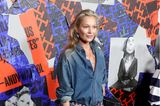 Auch Kate Moss besucht die Fashion Show von Tommy Hilfiger. In einem weiten Jeanskleid mit tiefsitzendem Gürtel und schönen Overknee-Stiefeln beweist das Model wieder einmal sein Gespür für lässige Styles. 