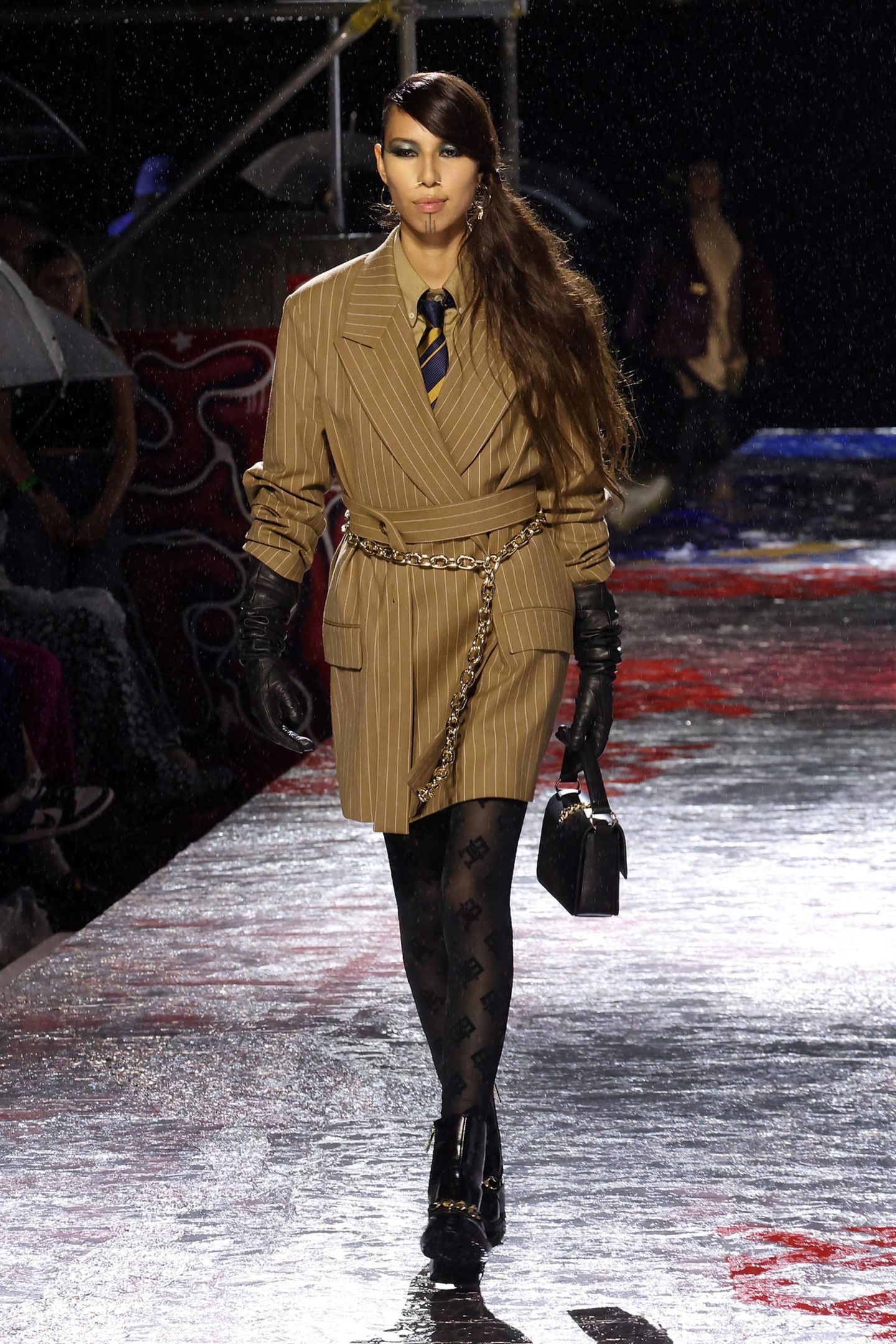 Quannah Rose Chasinghorse-Potts  für Tommy Hilfiger Ready to Wear Herbst 2022