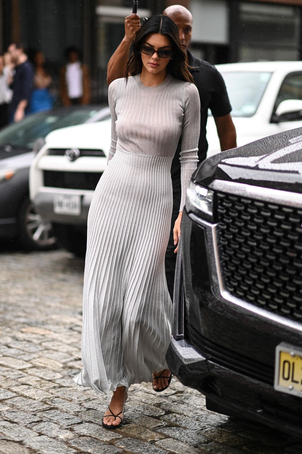 Kendall Jenner läuft bei der Fashion Show von Khaite nicht wie gewohnt über den Laufsteg, sondern nimmt in der Front Row Platz. Für ihren Besuch trägt sie ein semitransparentes Kleid des Labels und offene Sandalen. 