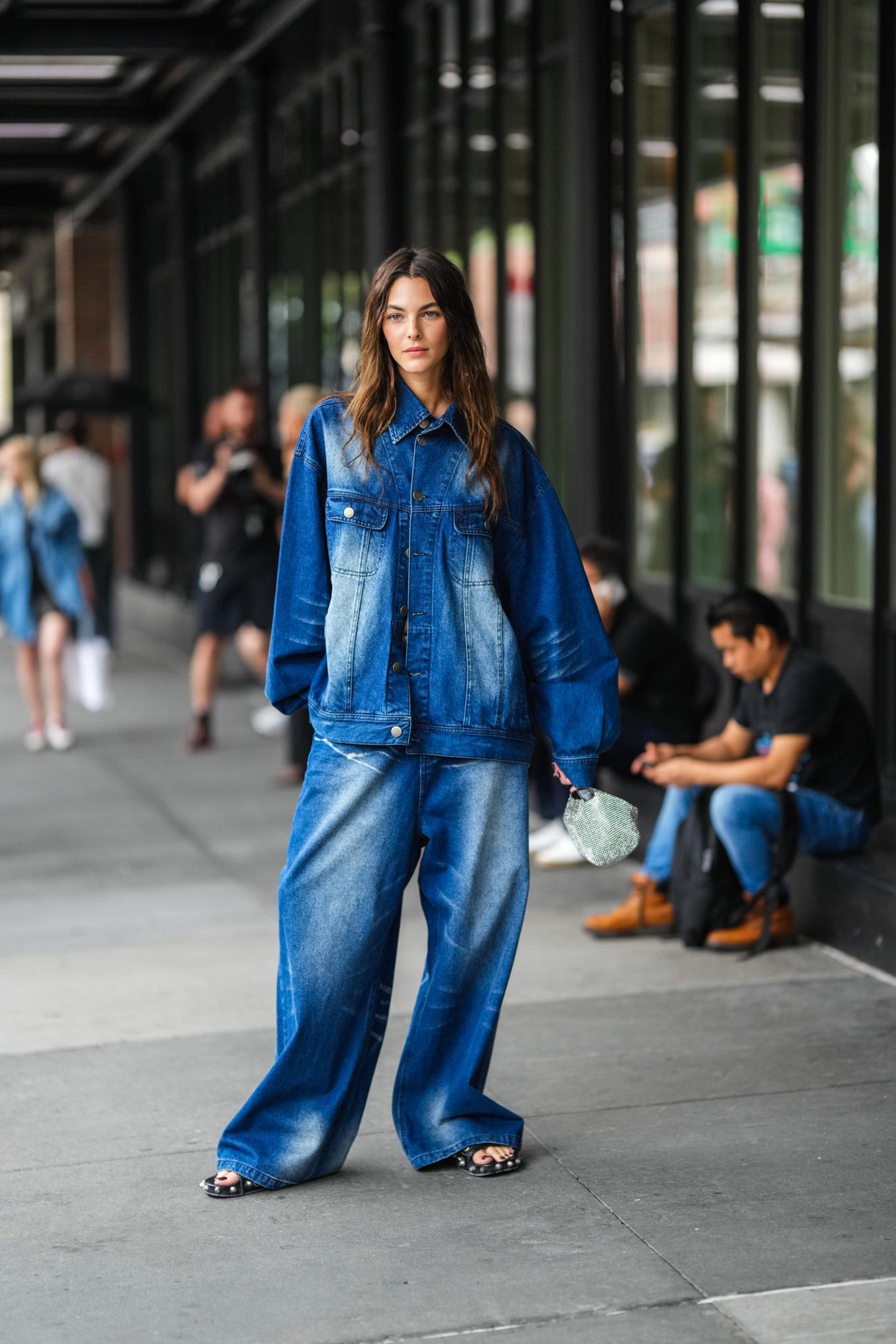 Die Streetstyles in New York enttäuschen nie – vor allem nicht zur Fashion Week. Die Gästin der Khaite Fashion Show trägt einen Zweiteiler im Oversize-Look aus Jeans. Besonderer Hingucker des Styles: Die helle Waschung des Sets. 