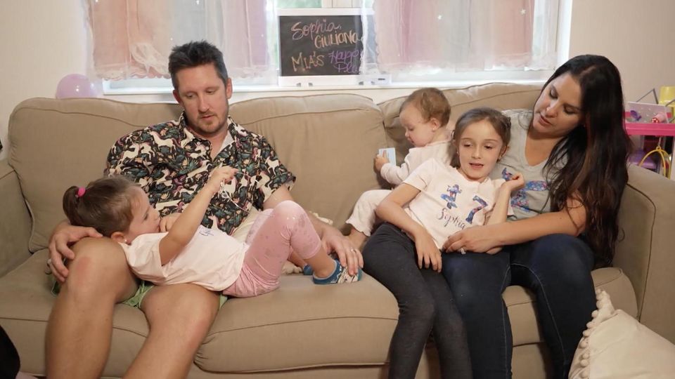 Eltern mit drei Kindern