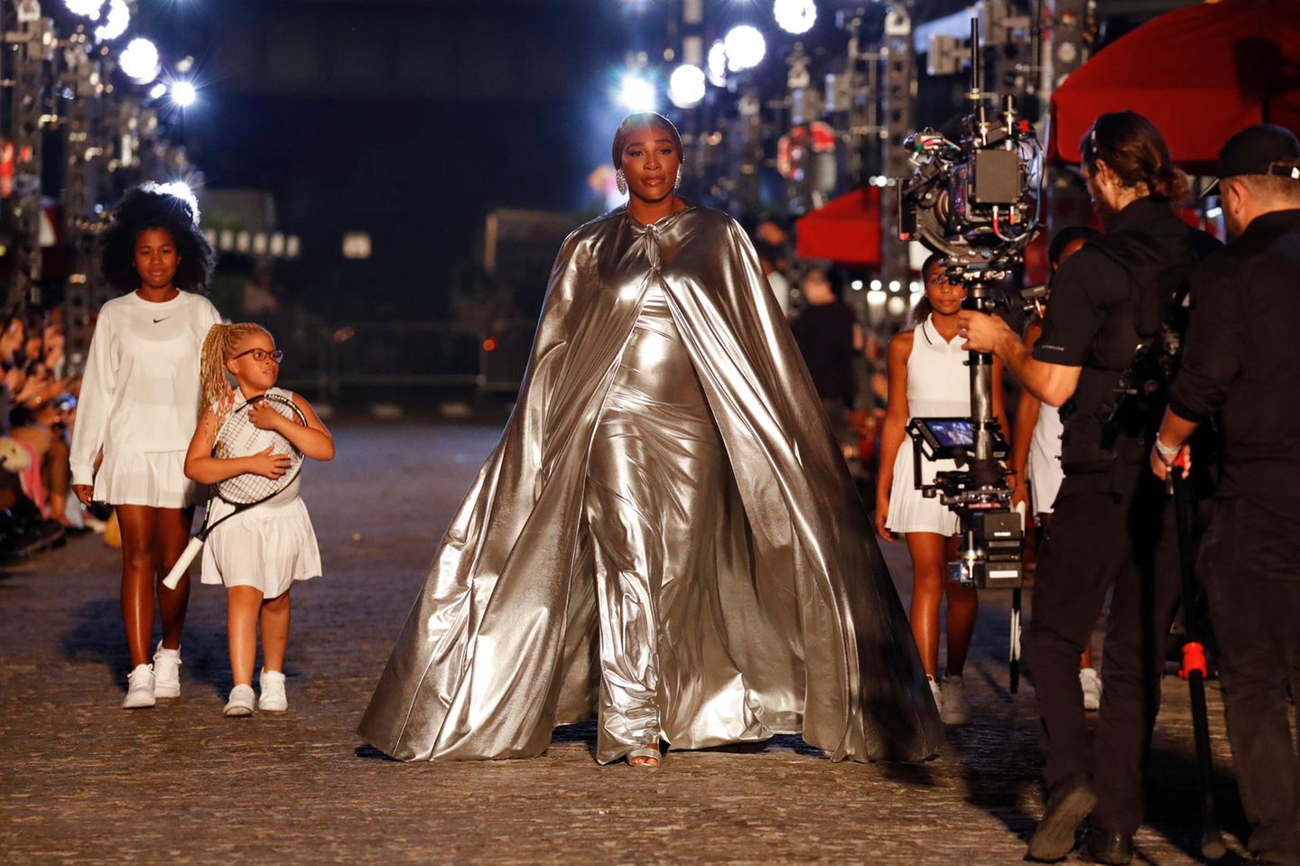 Bevor Serena Williams in der ersten Reihe Platz nimmt, eröffnet sie die Vogue World Fashion Show mit Bravour. 