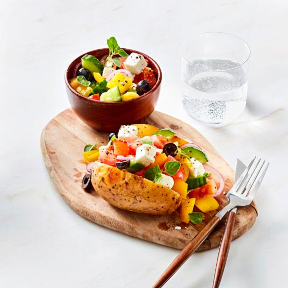 Ofenkartoffel mit griechischem Salat