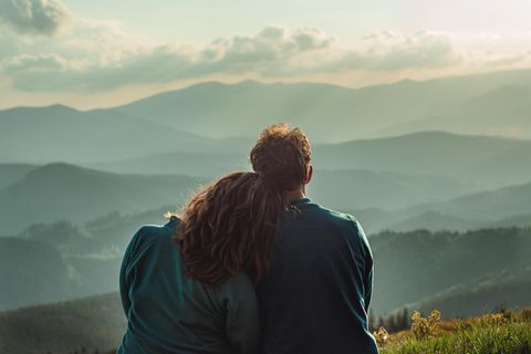 Oskar Holzbergs Liebeskolumne: Mann und Frau schauen in die Berge