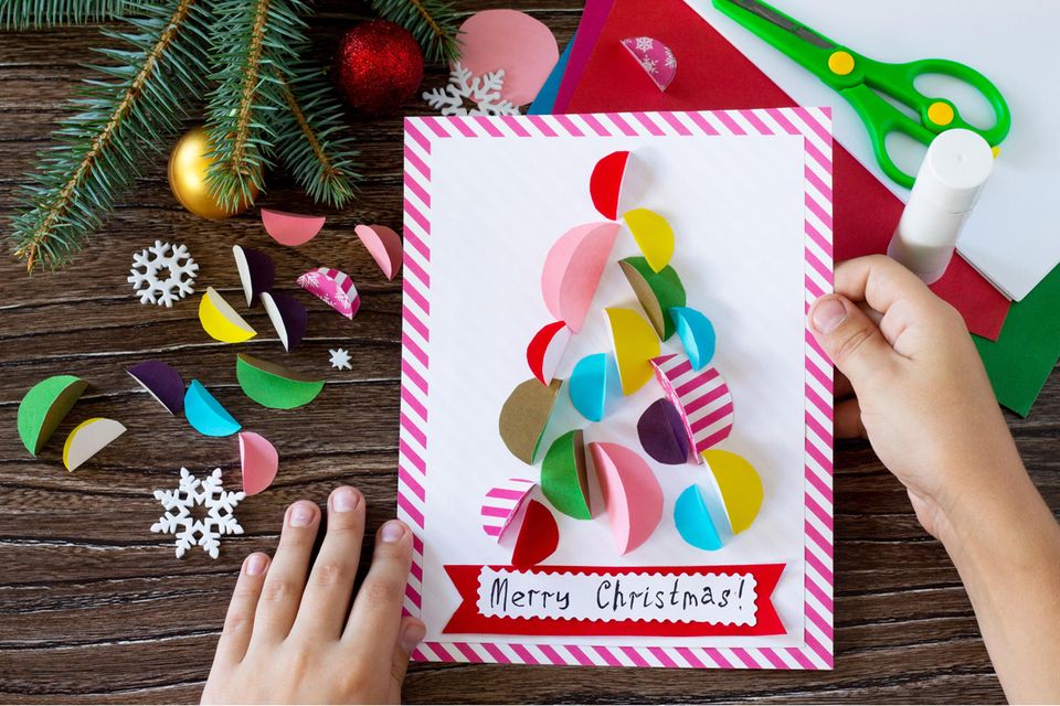 Weihnachtskarten basteln: Weihnachtskarte mit bunten Papierkugeln