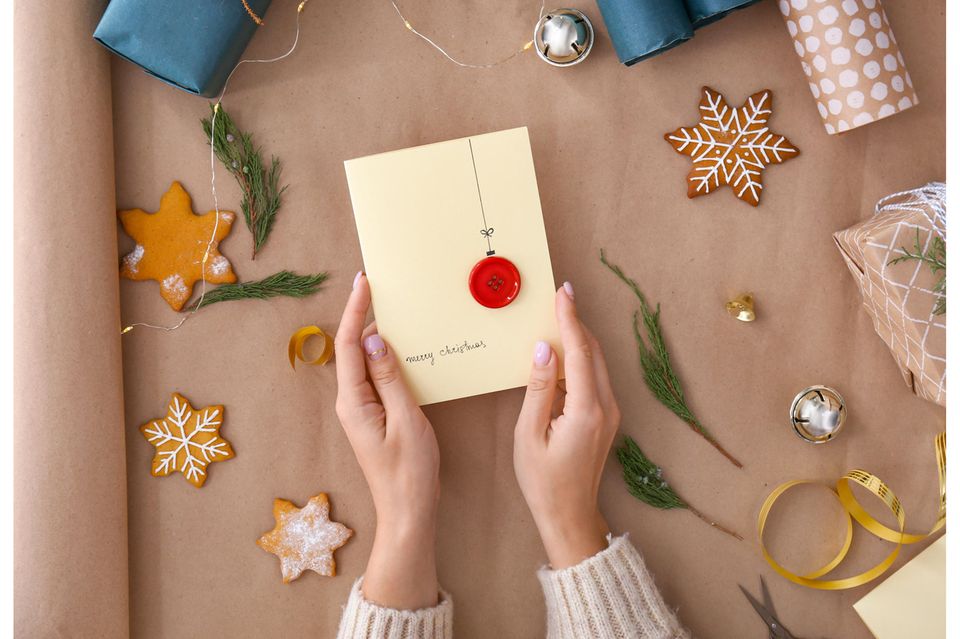 Weihnachtskarten basteln: Weihnachtskarte mit Knopf als Weihnachtskugel