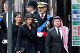 Königin Ranias Look ist eine liebevolle Hommage an die verstorbene Queen. Den Mantel mit Rüschendetail trug Rania schon vor 20 Jahren während ihres Staatsbesuchs bei der Queen und Prinz Philip im Jahr 2001. 