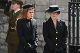 Prinzessin Beatrice und Prinzessin Eugenie haben sich für die Beerdigung ihrer geliebten Großmutter neu eingekleidet. Eugenie wartet beim Trauergottesdienst in einem Mantel von Day Birger et Mikkelsen auf, und mit einem Hut mit Netzschleier. 