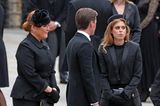 Prinzessin Beatrice trägt zum Kurzblazer von The Kooples ein schwarzes Kleid von Louis Vuitton. Das gleiche Modell hat Brigitte Macron am Vortag zum Staatsdinner getragen. 