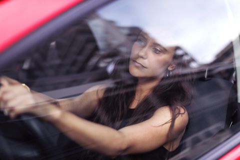 Urlaubskolumne: Frau ist gernervt im Auto
