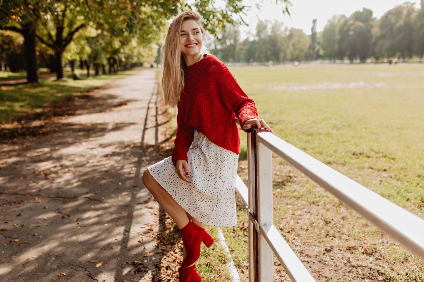 Herbstkleider-Trends 2023: 6 Modelle zum Verlieben, strahlende Frau