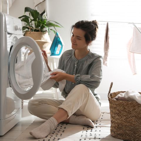 Energiearm waschen  Waschmaschinen nie halb leer, sondern immer voll beladen. Dann wäschst du im Regelfall am günstigsten, auch wenn es inzwischen Maschinen gibt, die die Waschladung berechnen und den Wasser- und Stromverbrauch darauf anpassen. Auf Vorwäsche kannst du außerdem fast immer verzichten, es sei denn, die Kleidung ist massiv verschmutzt. Die meisten Sachen werden auch bei 60° statt bei 90° sauber. Eine 60-Grad-Wäsche braucht 36 Prozent weniger Energie als der Kochwaschgang, eine 30-Grad-Wäsche sogar 75 Prozent weniger. Spezielle Programme wie die für Feinwäsche solltest du nur auswählen, wenn es nötig ist. Denn diese Programme verbrauchen dreimal so viel Energie wie Normalprogramme und noch dazu mehr Wasser. Einmal im Monat ist es allerdings sinnvoll, einen 60-Grad-Waschgang durchlaufen zu lassen, damit sich keine Keime ansammeln und vermehren können. Wer eine neue Waschmaschine anschaffen möchte, sollte ein Gerät mit Energieeffizienzklasse A+++ wählen und Programme mit niedrigen Temperaturen und Eco-Programme vorziehen.