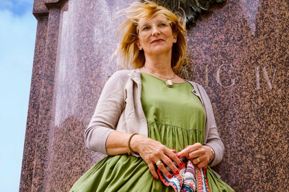 Anja Kernchen: Anja Kernchen hält gestricktes Quadrat in den Händen