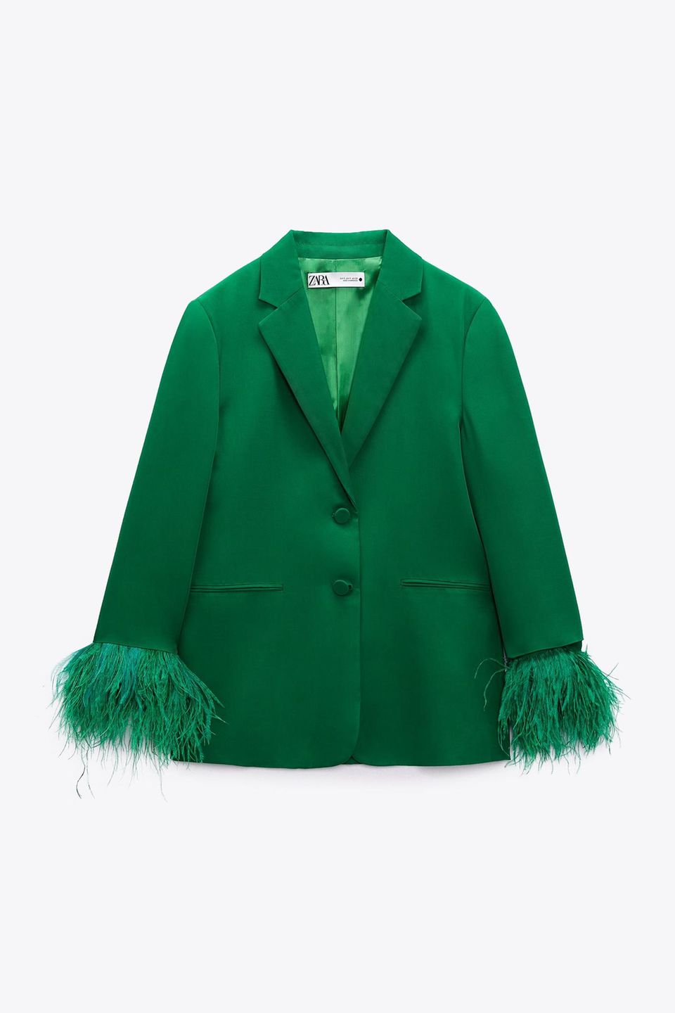 Auch Zara setzt diese Saison auf Federn. Der dunkelgrüne Blazer kommt mit farblich passender Hose und macht jeden Look zu etwas Besonderem. Die Federn an den Ärmeln lassen sich sogar abnehmen. Von Zara, rund 130 Euro.