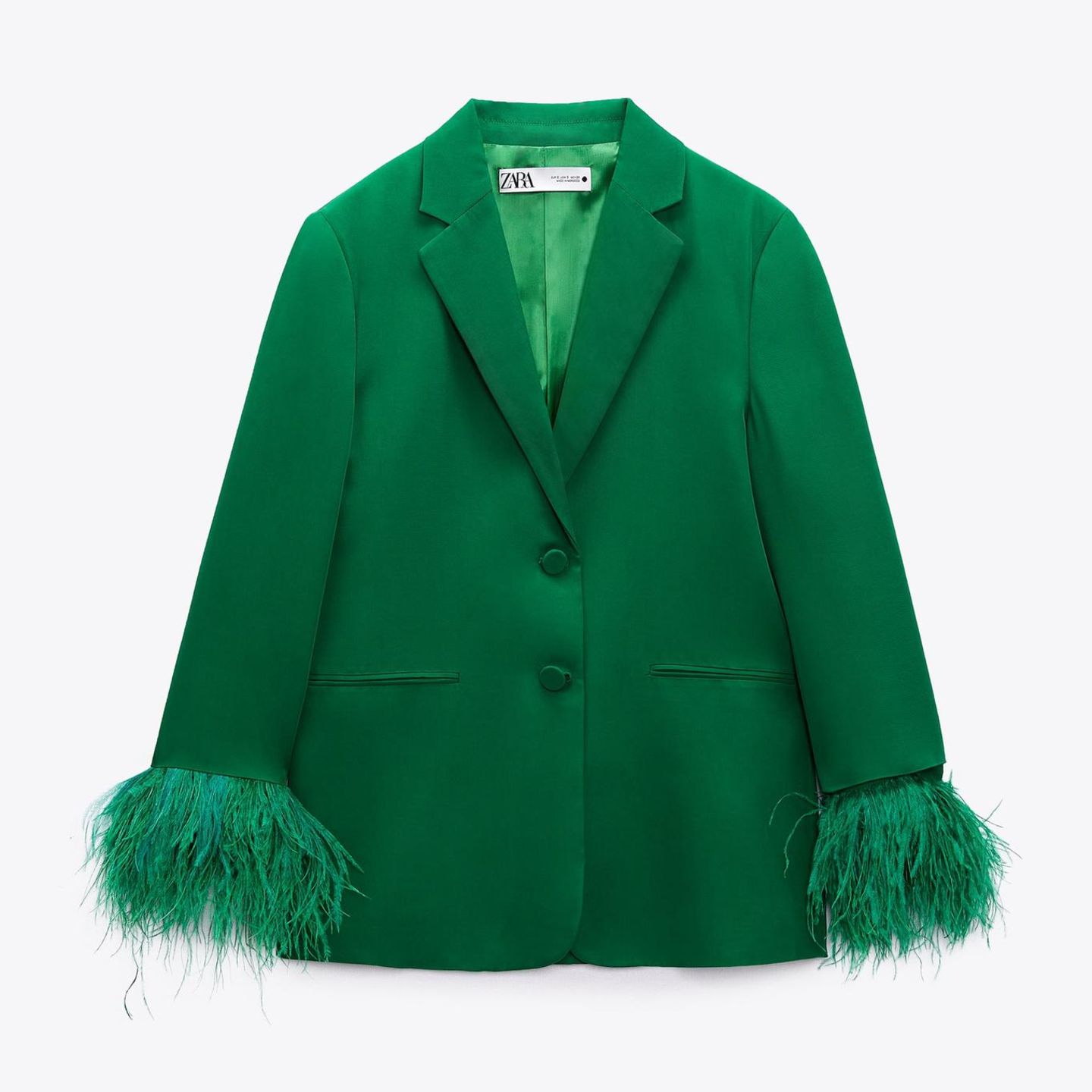 Auch Zara setzt diese Saison auf Federn. Der dunkelgrüne Blazer kommt mit farblich passender Hose und macht jeden Look zu etwas Besonderem. Die Federn an den Ärmeln lassen sich sogar abnehmen. Von Zara, rund 130 Euro.