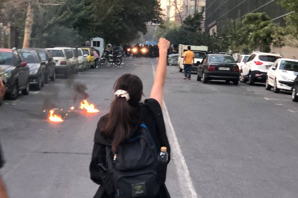 Eine junge Frau protestiert ohne Kopftuch in Teheran.
