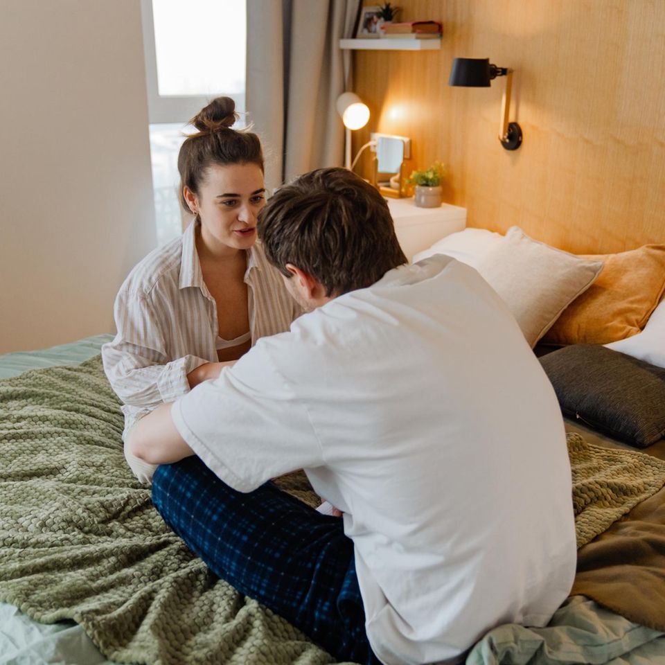 Sexstellungen: Pärchen küsst sich