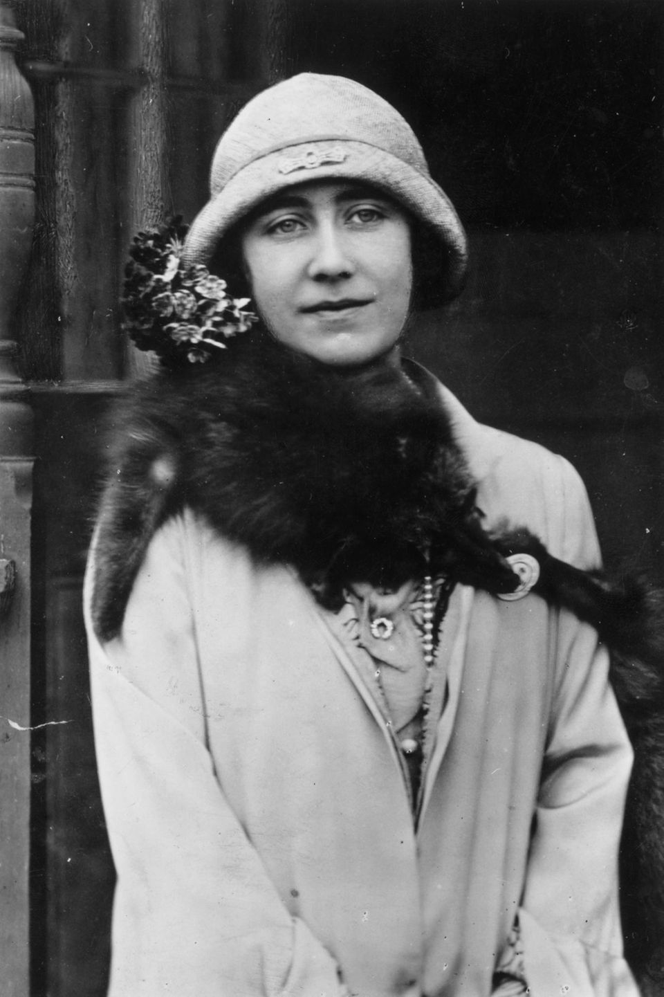 Queen Mum (1900 - 2002) ist auf Bildern aus dem Jahr 1929 mit der Brosche zu sehen, die jetzt am Mantel von Prinzessin Charlotte steckt. 