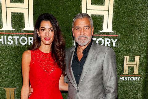 Amal und George Clooney sind nicht nur als Gäste bei den "HISTORYtalks 2022" in Washington, sondern auch als Speaker. Einen glamourösen Auftritt auf dem roten Teppich lassen sich die beiden dennoch nicht nehmen. Im semi-transparenten Spitzen-Jumpsuit und mit passendem Lippenstift ist Amal definitiv der Star des Duos. Doch das scheint für Ehemann George Clooney nichts Neues zu sein ...