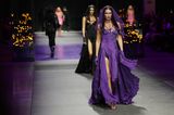 Model Bella Hadid im violetten Kleid mit passendem Schleier auf dem Laufsteg von Versace. 