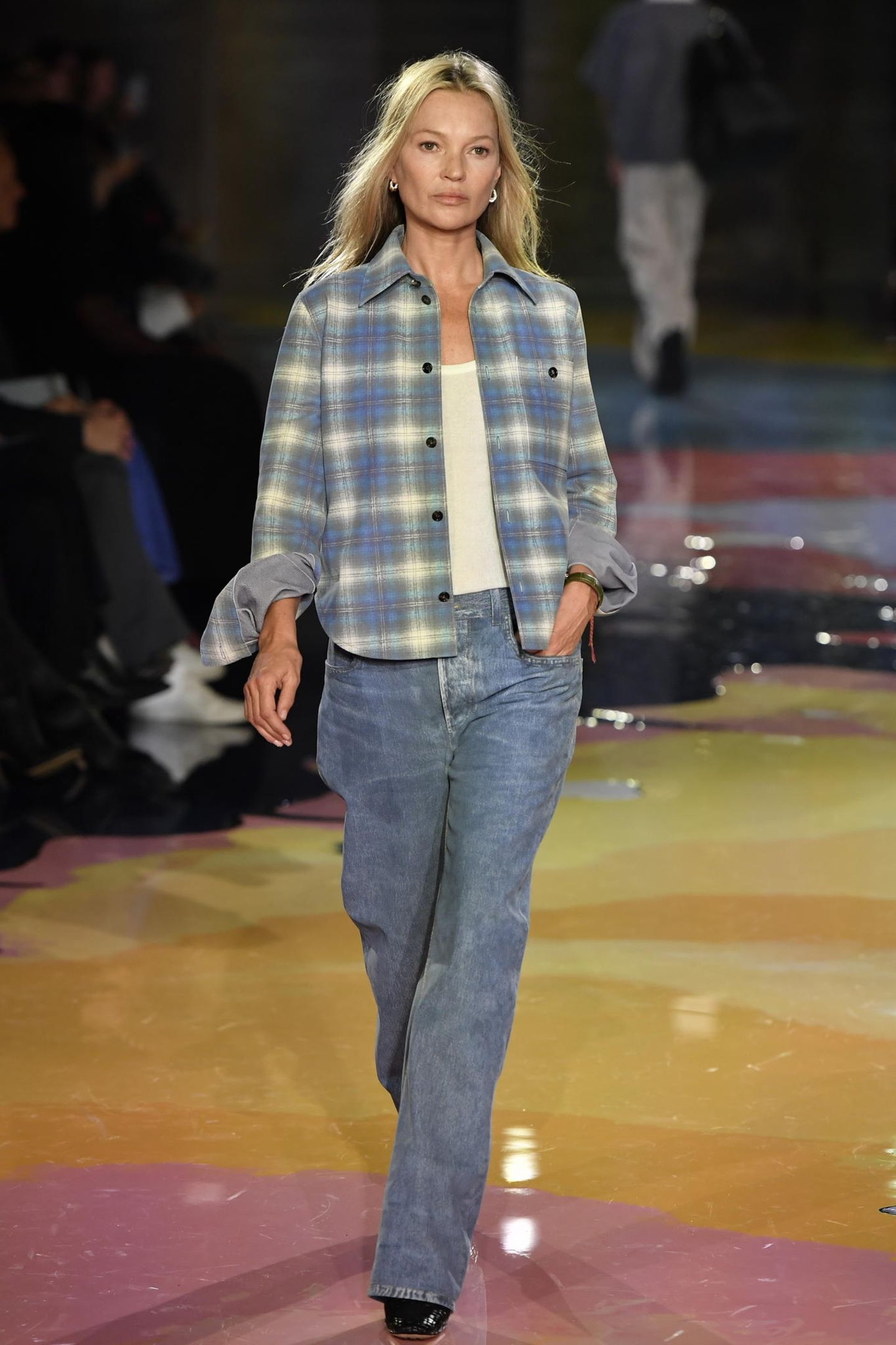 In einem weniger aufregenenden Look schreitet Model Kate Moss über den Laufsteg von Bottega Veneta.