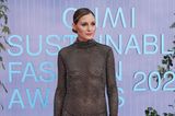 Olivia Palermo überrascht mit einem semi-transparenten Kleid bei den CNMI Sustainable Fashion Awards 2022 im Rahmen der Mailand Fashion Week. Unter dem langen Glitzer-Kleid trägt sie lediglich einen schwarzen Slip.