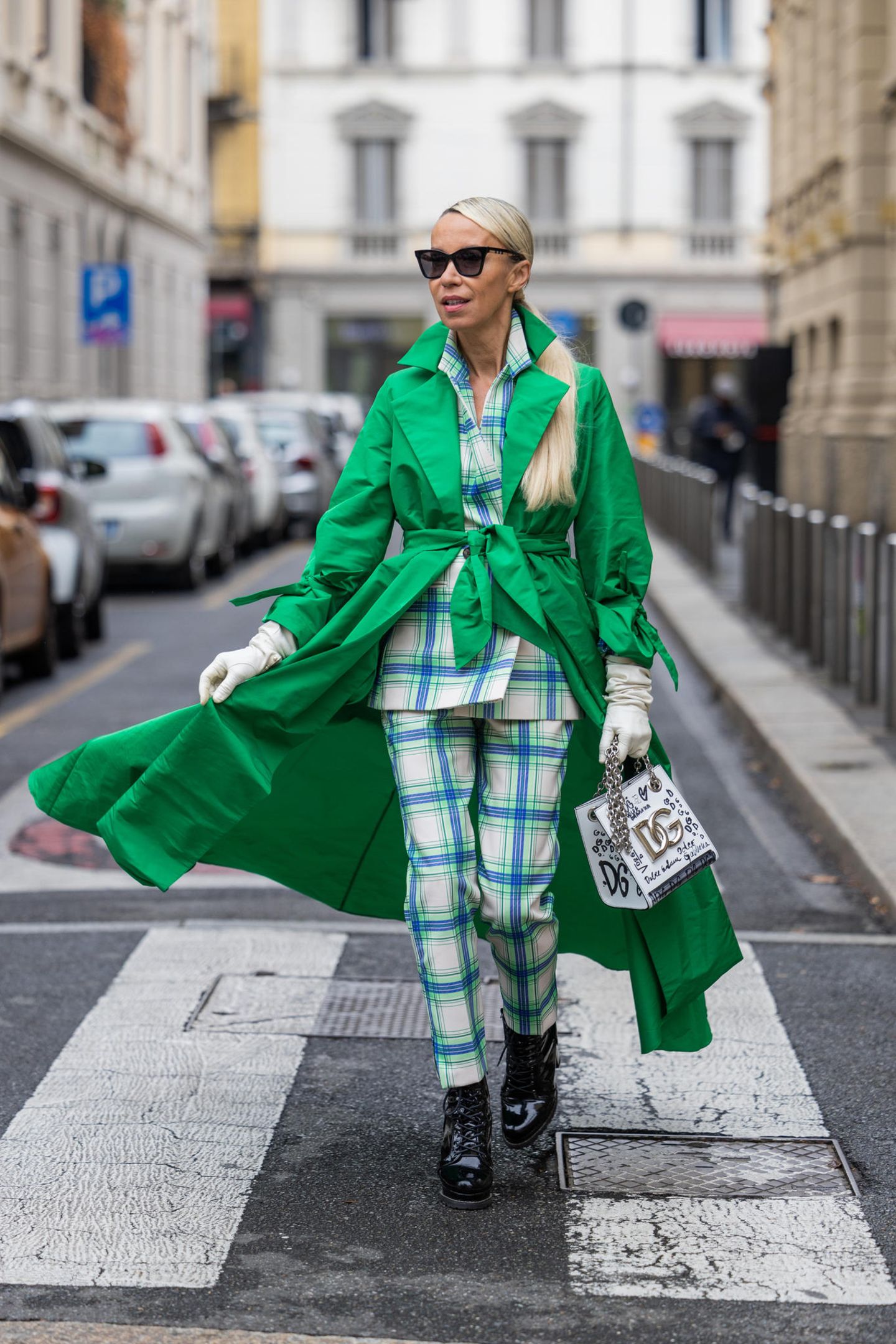 Das knallt! Auf dem Weg zur Show von Dolce & Gabbana trägt Denisa Palsha einen grünen Mantel zum karierten Anzug. Die derben Schuhe sind ein cooler Stilbruch.