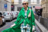 Das knallt! Auf dem Weg zur Show von Dolce & Gabbana trägt Denisa Palsha einen grünen Mantel zum karierten Anzug. Die derben Schuhe sind ein cooler Stilbruch.