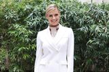 Bei der Show von Giorgio Armani ist auch Moderatorin Michelle Hunziker zu Gast. In ihrem weißen Power-Suit würde sie genauso gut auf den Laufsteg passen.