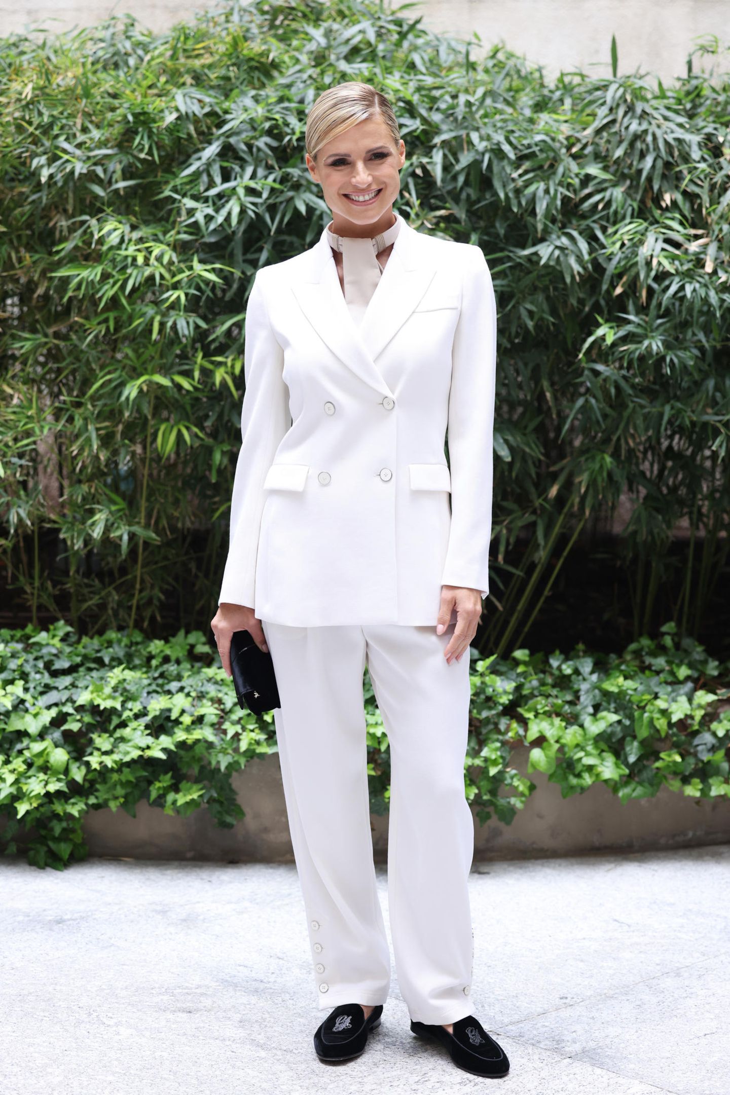 Bei der Show von Giorgio Armani ist auch Moderatorin Michelle Hunziker zu Gast. In ihrem weißen Power-Suit würde sie genauso gut auf den Laufsteg passen.