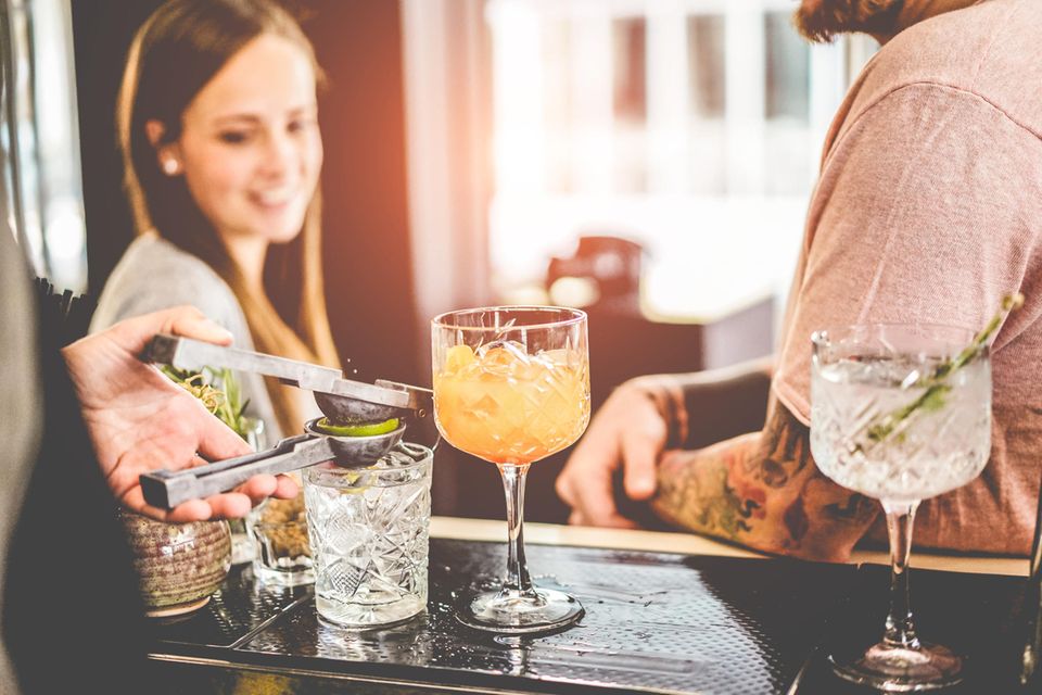 Dating an der Bar: Was die Drink-Bestellung über dein Date aussagt