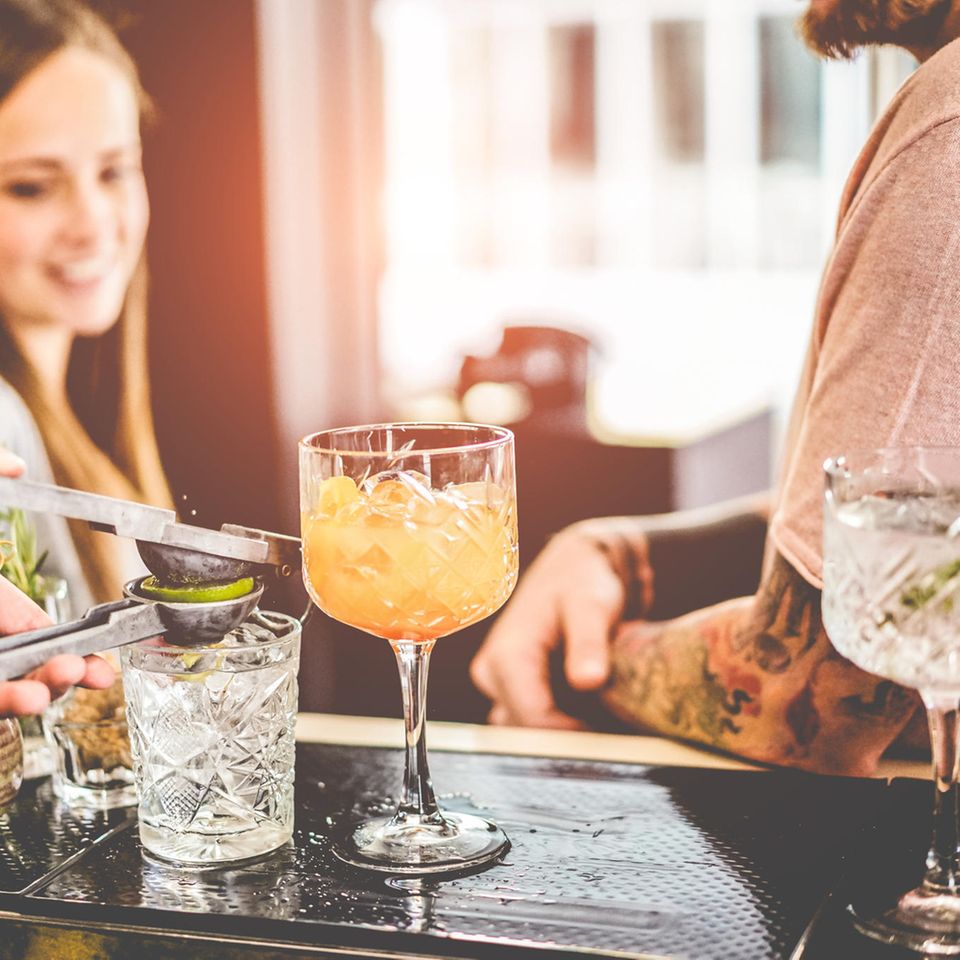 Dating an der Bar: Was die Drink-Bestellung über dein Date aussagt