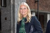 Prinzessin Mette-Marit beweist wieder einmal aufs Neue, wie elegant eine Kombination aus Low-Budget-Pieces und Designer-Mode aussehen kann. Ihre günstig-geshoppt-Komponente ist ein grün-beige gemustertes Seidenkleid von H&M Conscious (kostet ca. 60 Euro), welches sie unter einem dunkelblauem Woll-Blazer von Dior (kostet ca. 2.300 Euro) trägt. 