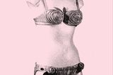 Ein Badekostüm bestehend aus zwei Teilen. Das Gegenstück des Badeanzugs – der Bikini. 1946, in einem Pariser Schwimmbad, gab die Revue-Tänzerin Micheline Bernardini, freie Sicht auf ihren Bauchnabel. Sie trug das Design des Erfinders Louis Réard. Der Stoff war kein gewöhnlicher, er hatte Zeitungsausschnitte des erfolgreichen Nucleartests, auf den Bikini Atollen aufgedruckt. Der Bikini war zu der Phase ein Symbol der Befreiung der Frau und ein Inbegriff für den Fortschritt.  Das abgebildete Modell leitete 1947 die zweite Renaissance des Bikinis ein. Er wurde nicht nur am Strand getragen ­– Frauen stolzierten auf Schönheitswettbewerben in ihm über den Laufsteg. Hier wurde er eher als Zeichen der Objektifizierung und Sexualisierung des weiblichen Körpers gesehen.