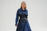 Elsa Hosk erscheint zur Dior Show am zweiten Tag der Paris Fashion Week in einem Jeans-Ensemble mit kunstvollem Taillengürtel. Derbe Boots mit Schnürungen runden den Lock ab. 