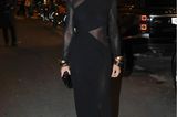 Für ein Abend-Event von Saint Laurent zeigt sich Amber Valletta in einem elegantem Kleid mit transparenten Cut-Outs. 
