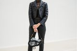 Chiara Ferragni setzt auf Leder-Blazer, Spitze und Jeans und beweist, wie gut diese Stoffe miteinander harmonieren. Natürlich nicht fehlen darf die Dior Saddle Bag. 