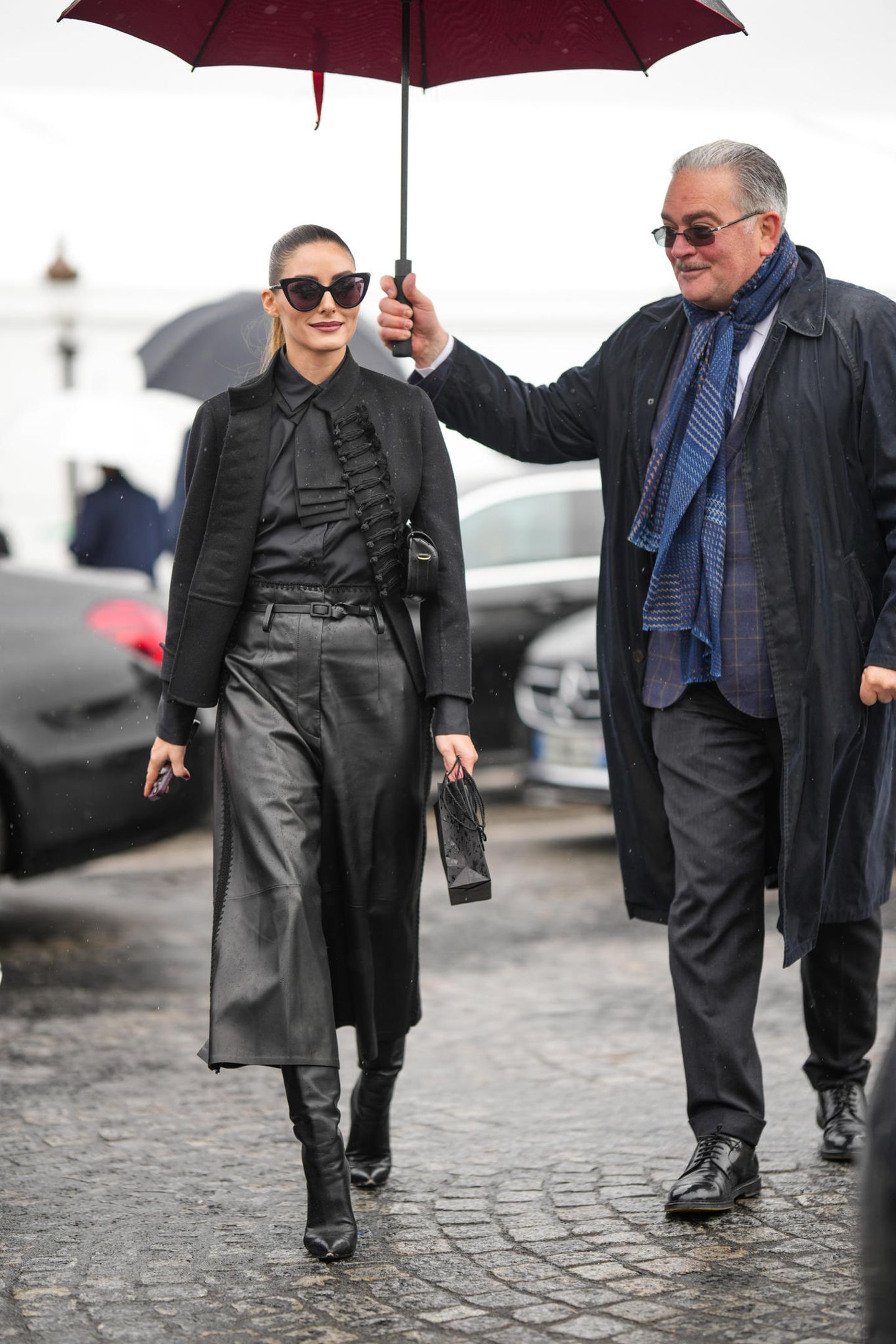 Olivia Palermo geht bei Regenwetter in Paris auf Nummer sicher und wählt einen Komplett-Look in Schwarz. 