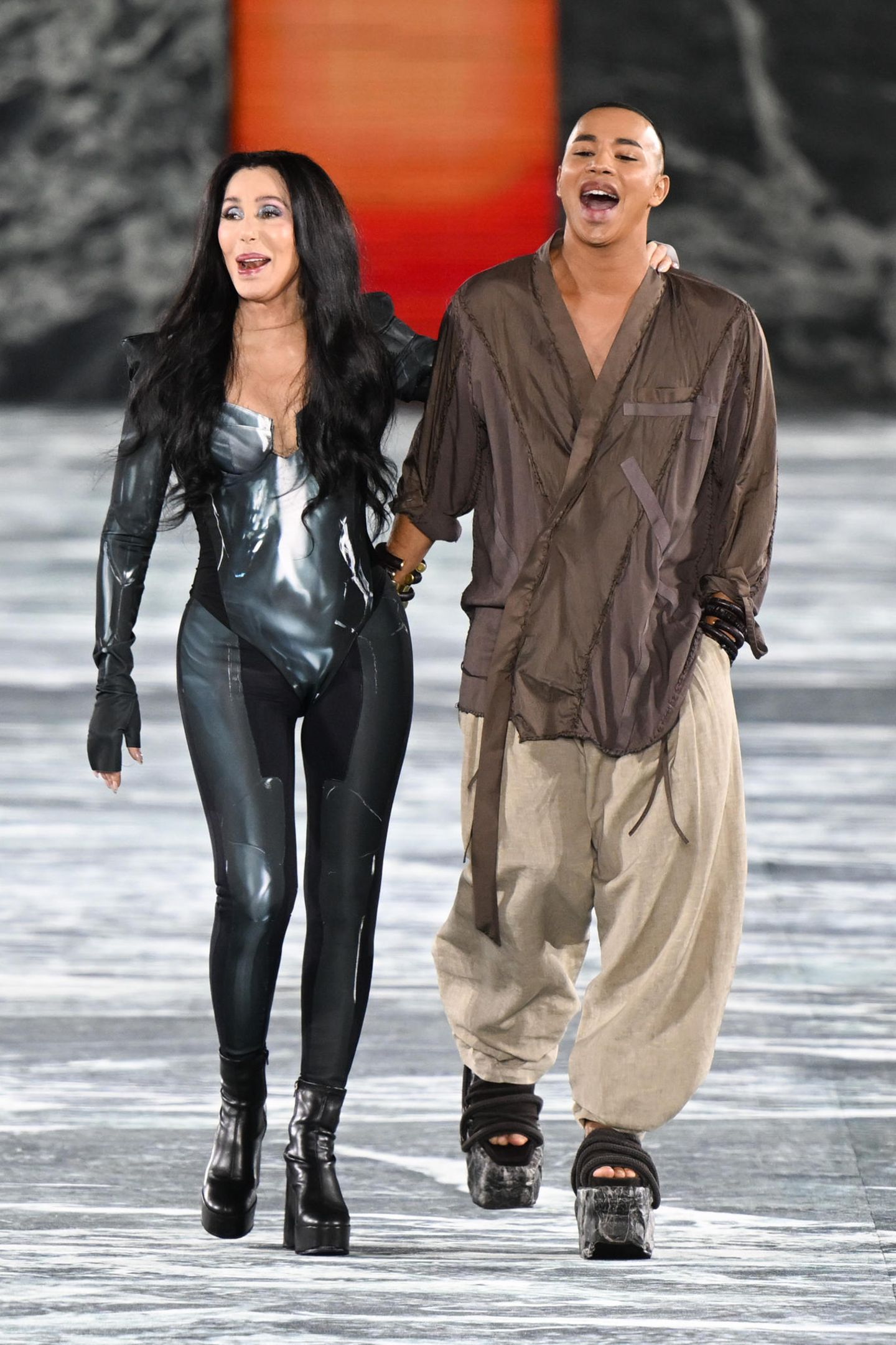 Sängerin Cher and ist Ehrengast während der Runway-Show von Balmain. Zusammen mit Designer Olivier Rousteing läuft sie in Paris über den Runway. 
