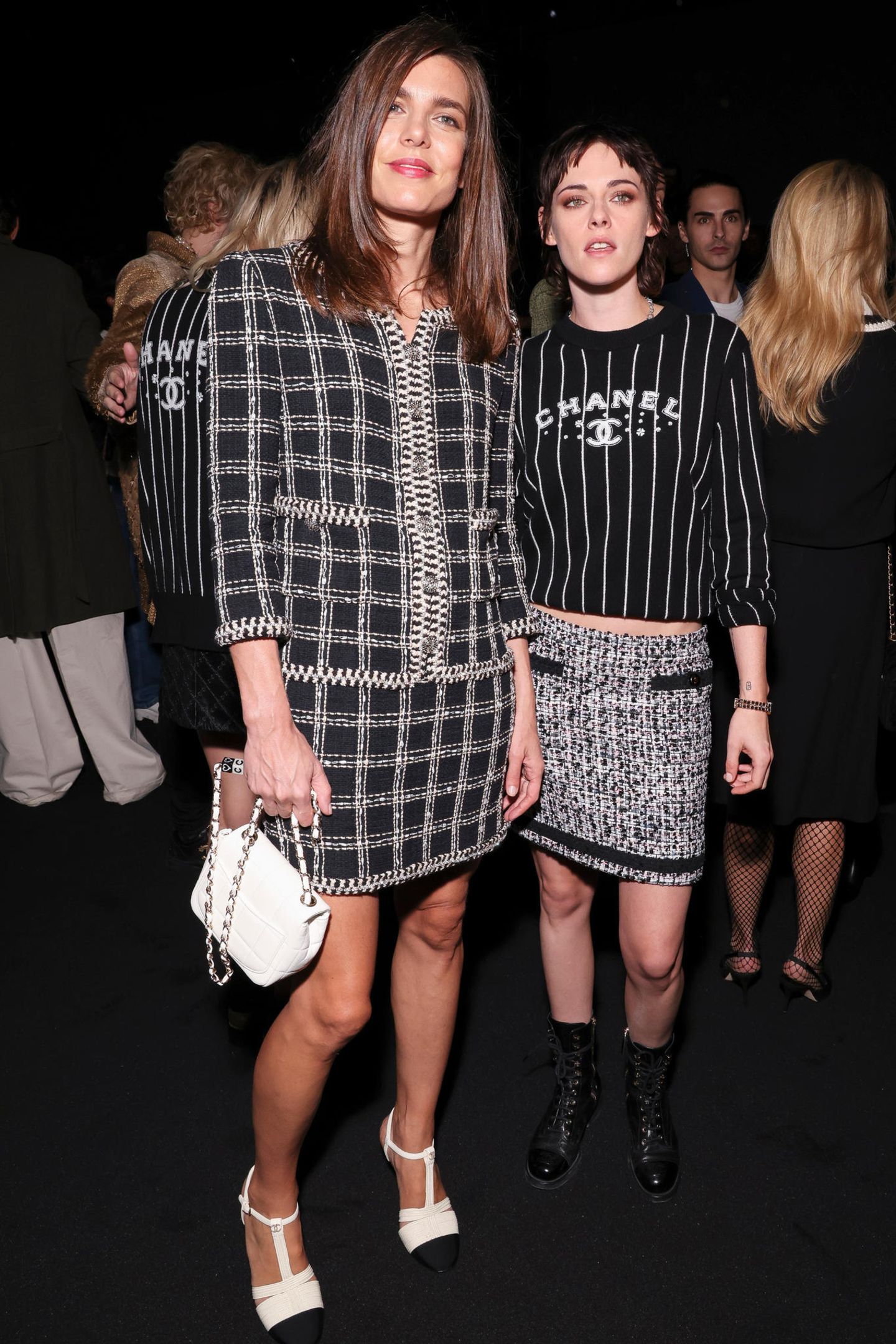 Als Musen und Markenbotschafterinnen von Chanel dürfen Charlotte Casirghi und Kristen Stewart natürlich nicht fehlen.