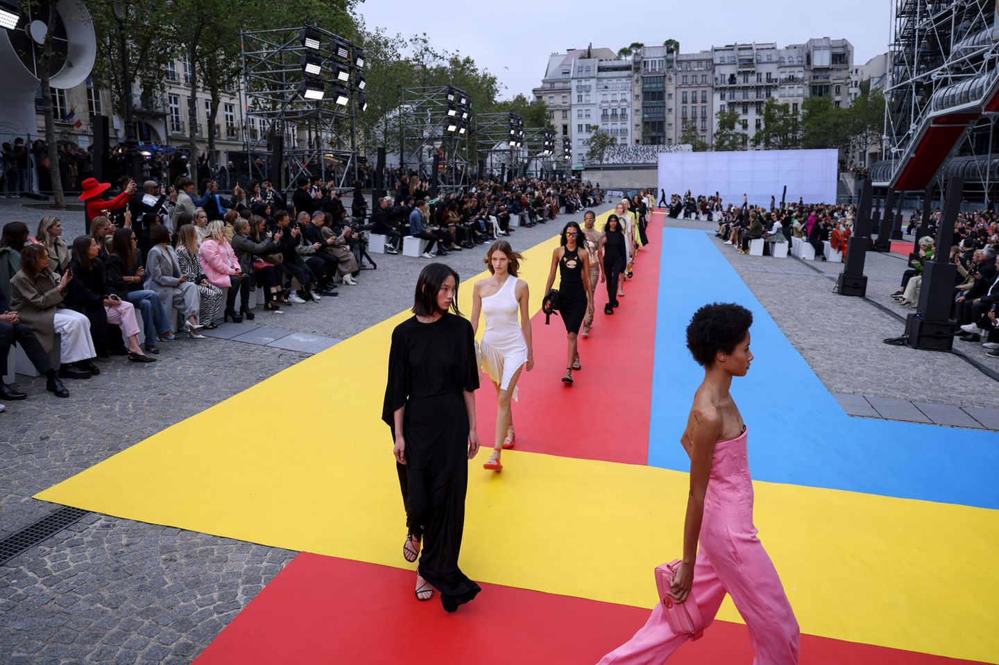 Vor dem Pariser Centre Pompidou laufen die Models über einen farbenfrohen Catwalk.