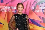 Jennifer Lawrence besucht das London Film Festival in einer perlenbesetzten Traumrobe von Del Core. Passend dazu trägt sie klassische Perlenohrringe und ihre Haare locker zurückgesteckt. Abgerundet wird das Styling der Schauspielerin mit Sandalen von Gianvito Rossi. 